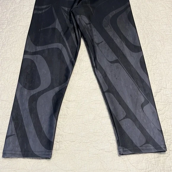 Trickster Company Black Bear Capri Leggings. Size Medium. NWT! - Picture 5 of 9